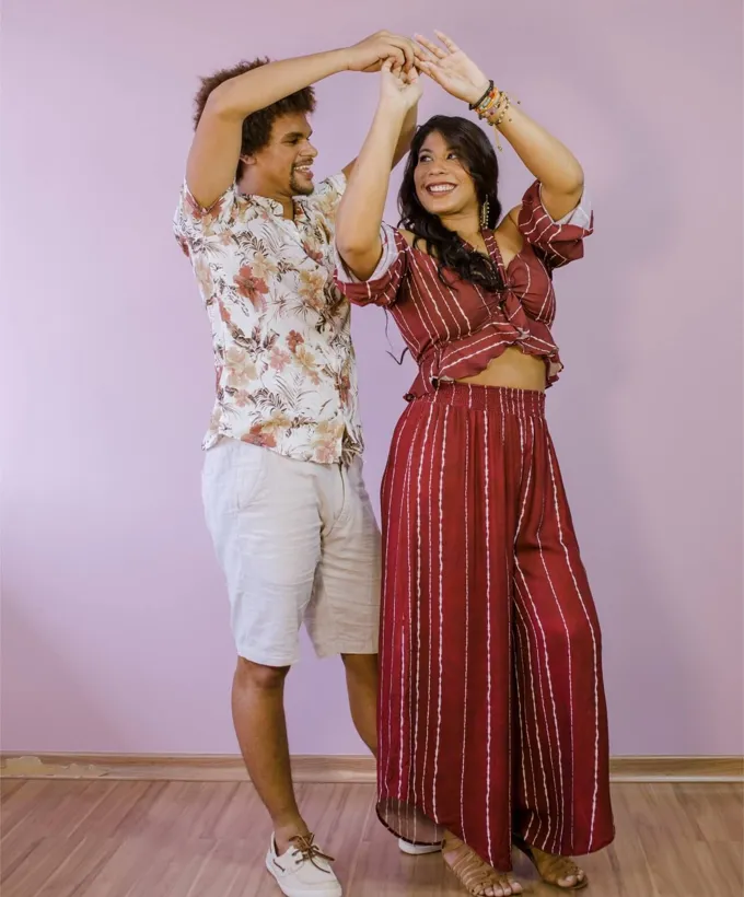 Casal dançando forró na sessão de fotos da escola