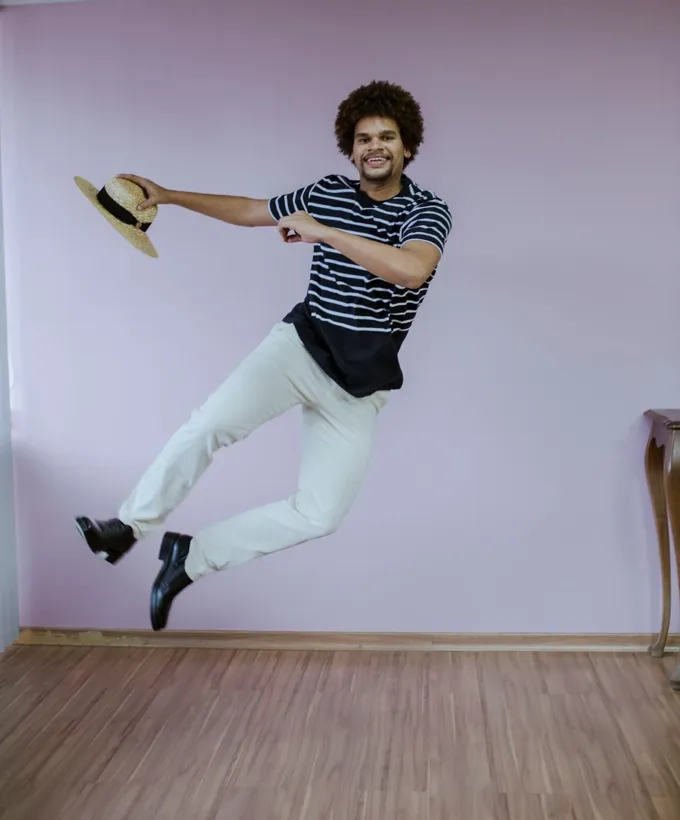 Dançarino saltando no samba no pé