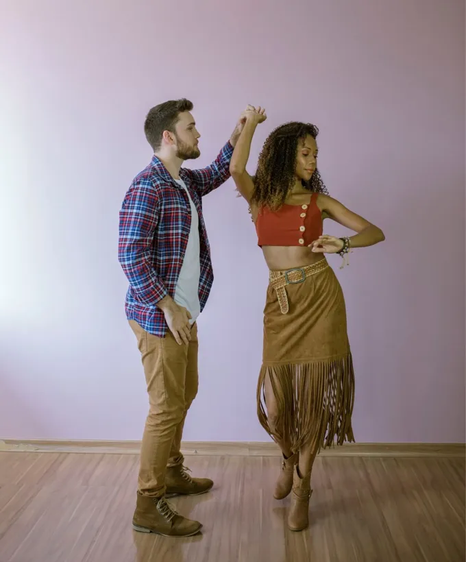Casal dançando sertanejo na sessão de fotos da escola